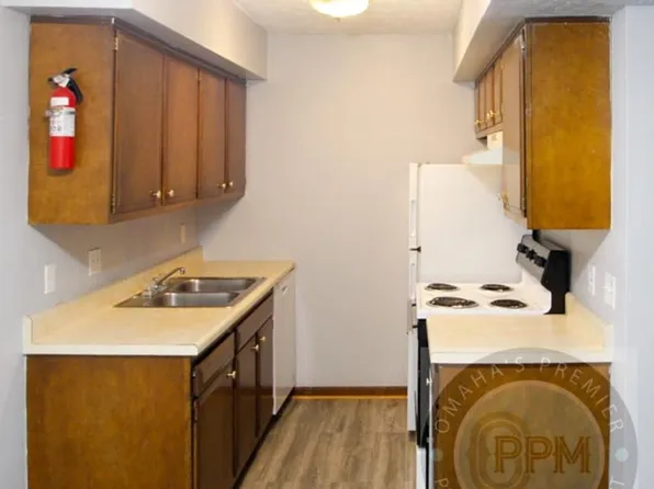 Benson Garden Apartments, 2333 Benson Gardens Blvd, Omaha, NE 68134