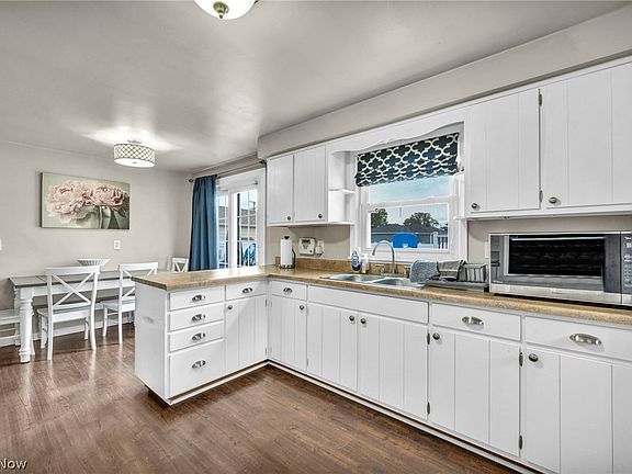 3rd image of 2907 Spruce Ct