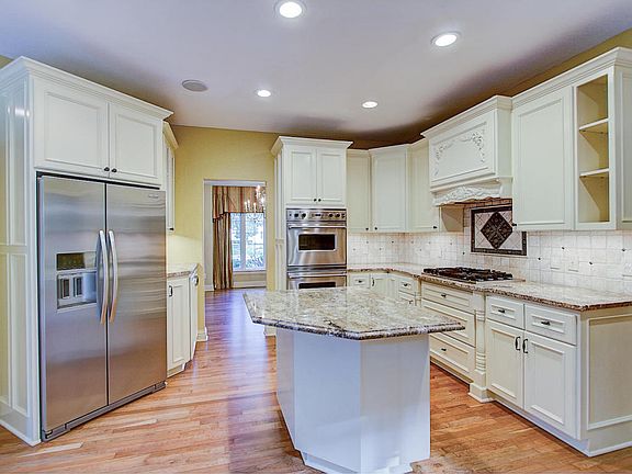 3rd image of W333N3489 Hickory Ln
