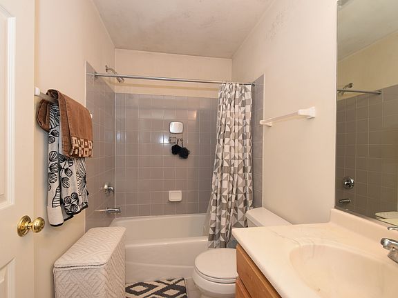 5th image of 913 Bromley Pl #12-A1