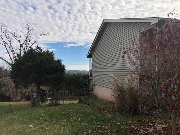 3rd image of 2887 Forest Heights Cir