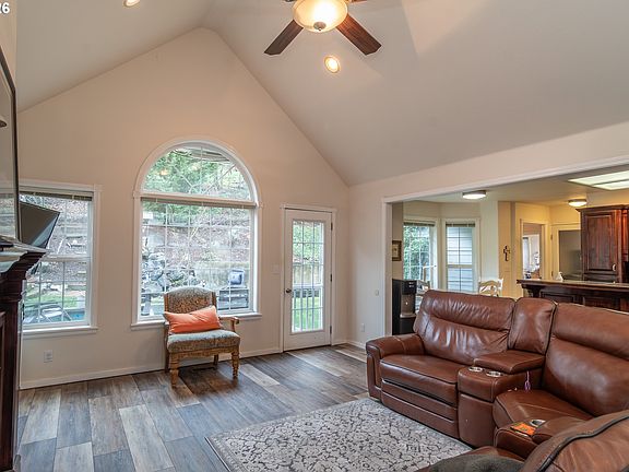 5th image of 1050 NE Garden Valley Blvd