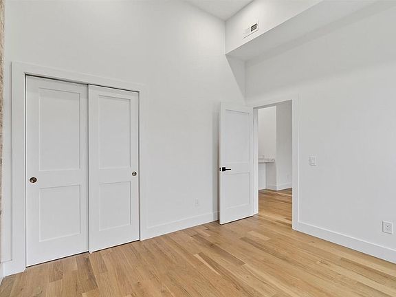 5th image of 25 Corbin Ave APT 3