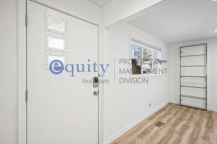 2 bed, 1.0 bath, 900 sqft, $1,295 — Photo 2