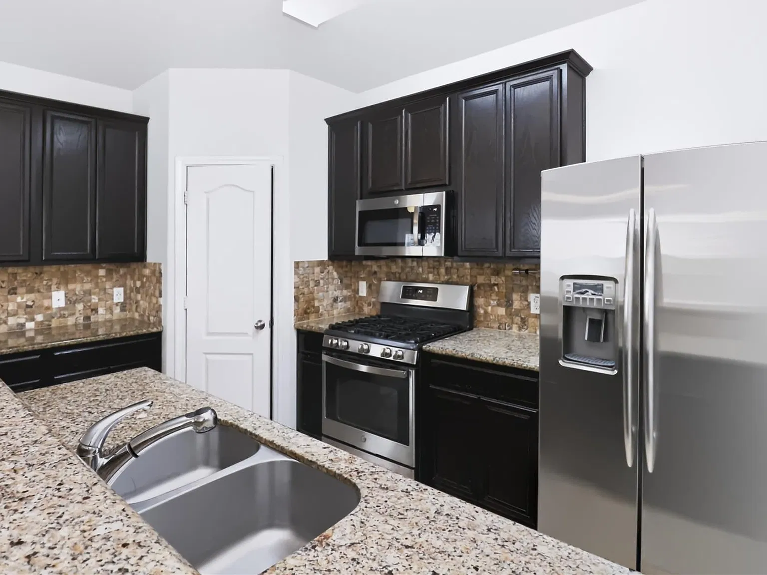 3 bed, 3.0 bath, 1720 sqft, $1,800 — Photo 4