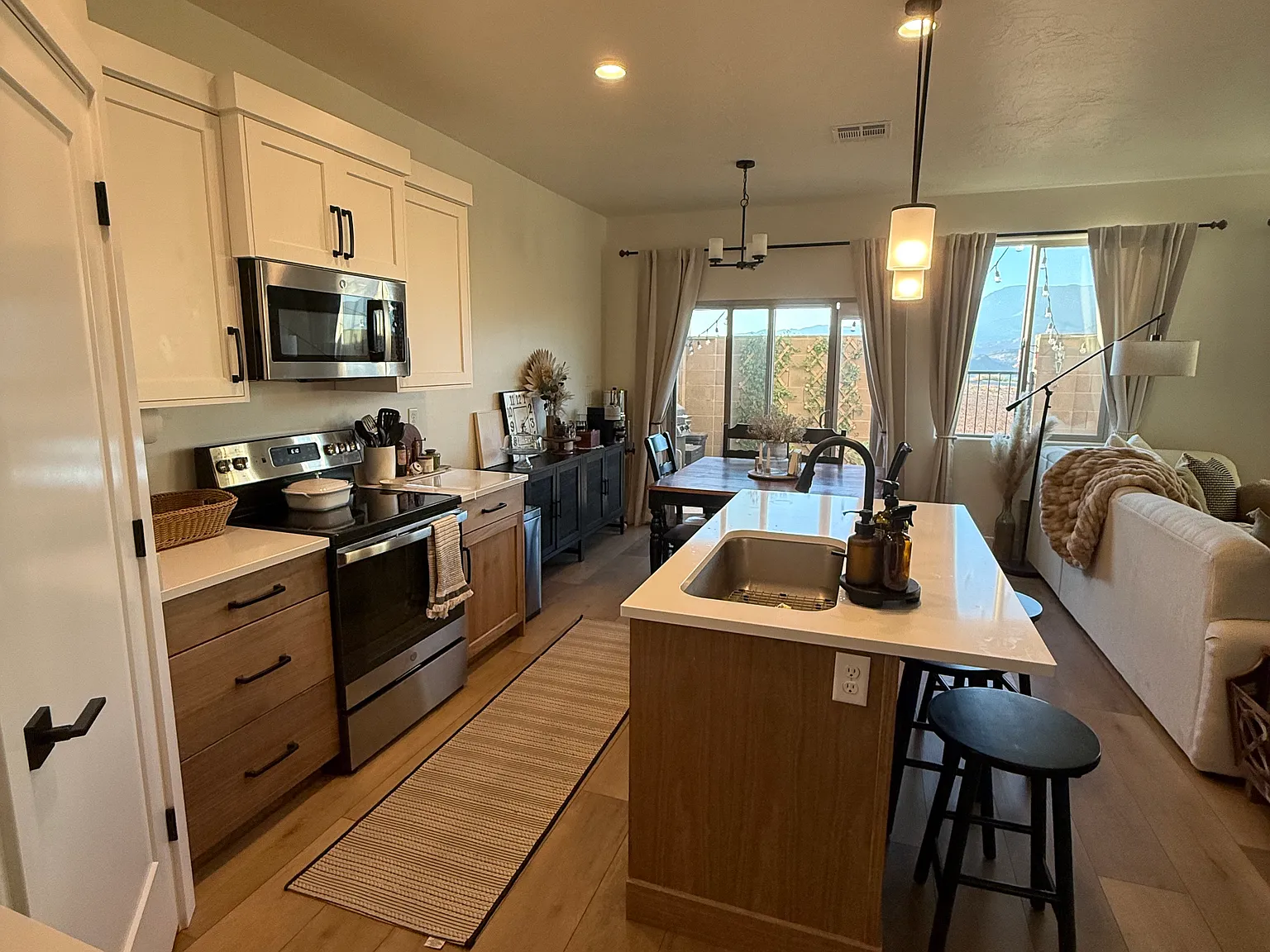 4 bed, 2.5 bath, 1759 sqft, $2,000 — Photo 3
