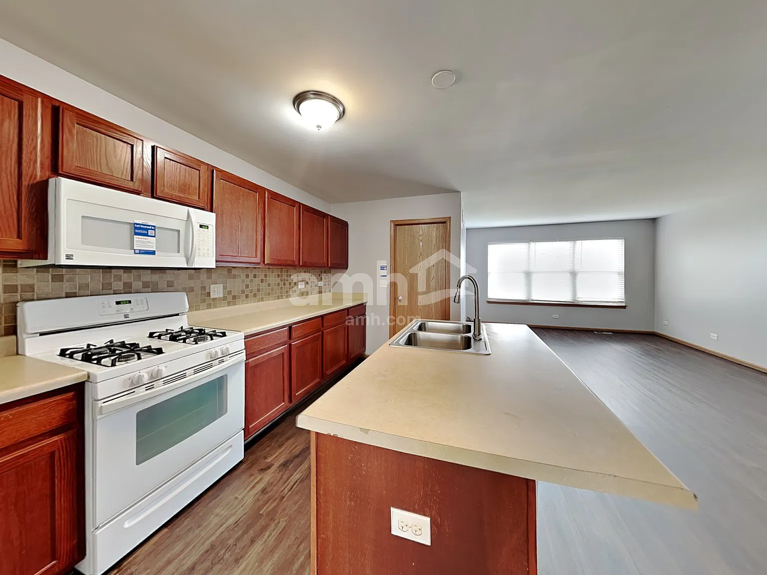 3 bed, 1.5 bath, 1480 sqft, $2,830 — Photo 3