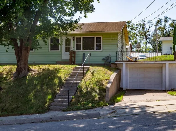 692 Kane St, Dubuque, IA 52001