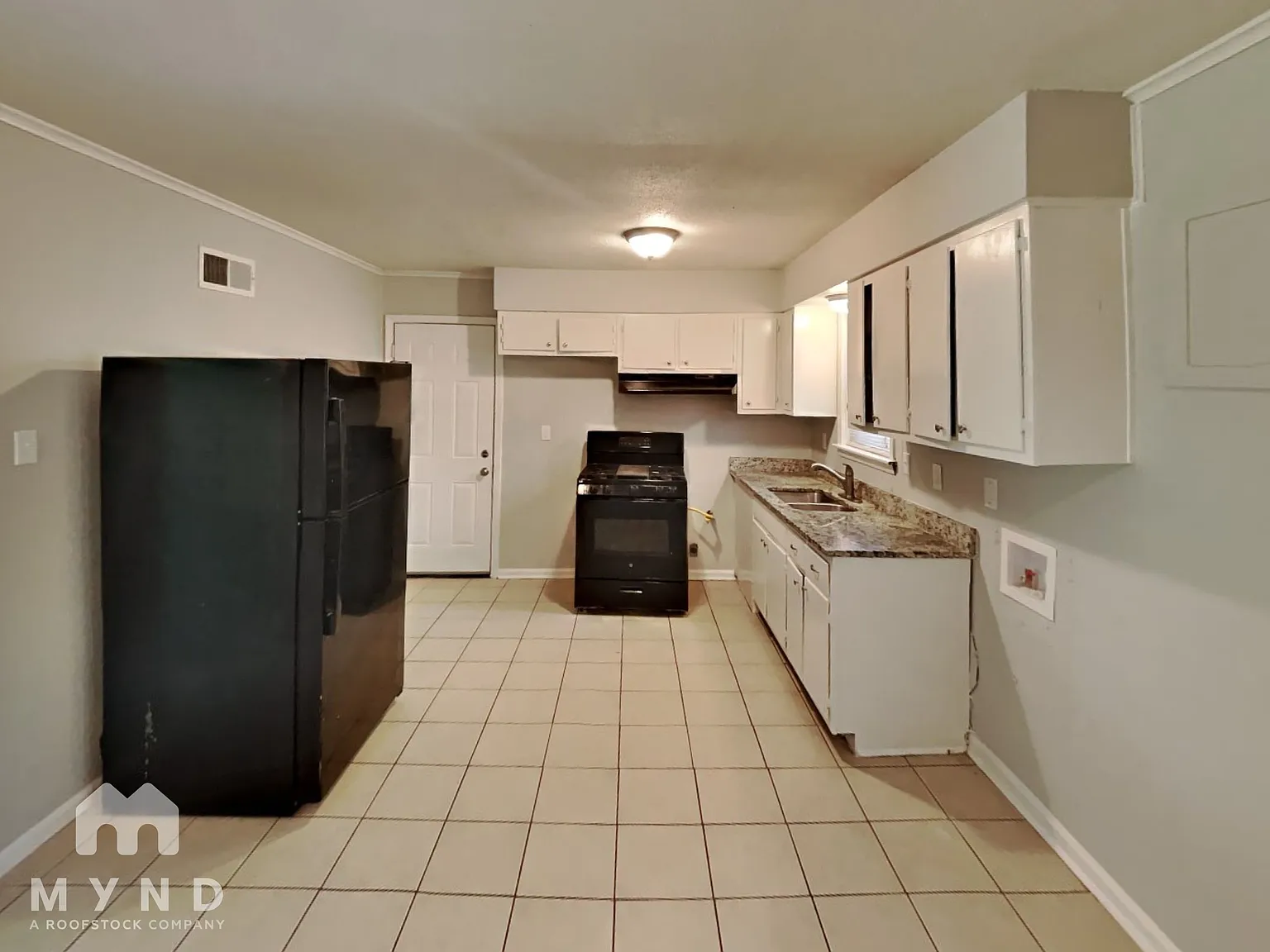 3 bed, 1.0 bath, 925 sqft, $1,385 — Photo 3