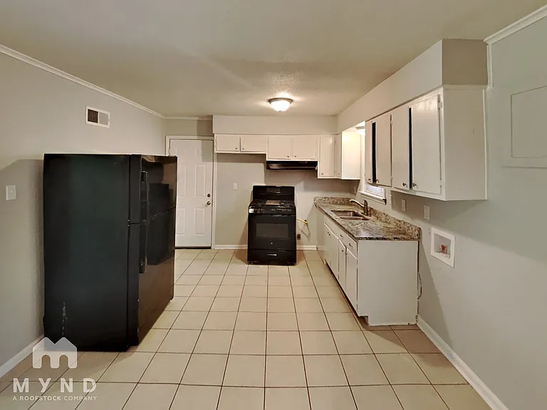 2535 Eastbrook Dr — Photo 3