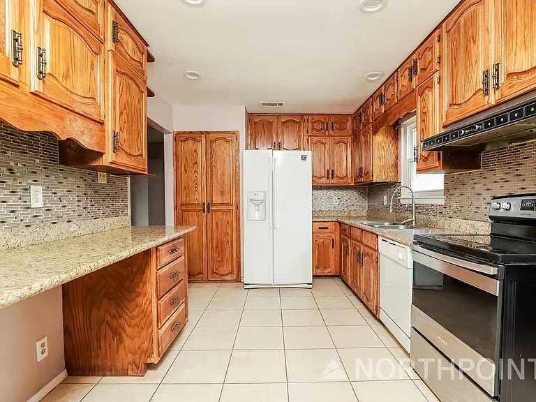 1060 Richmond Dr — Photo 7