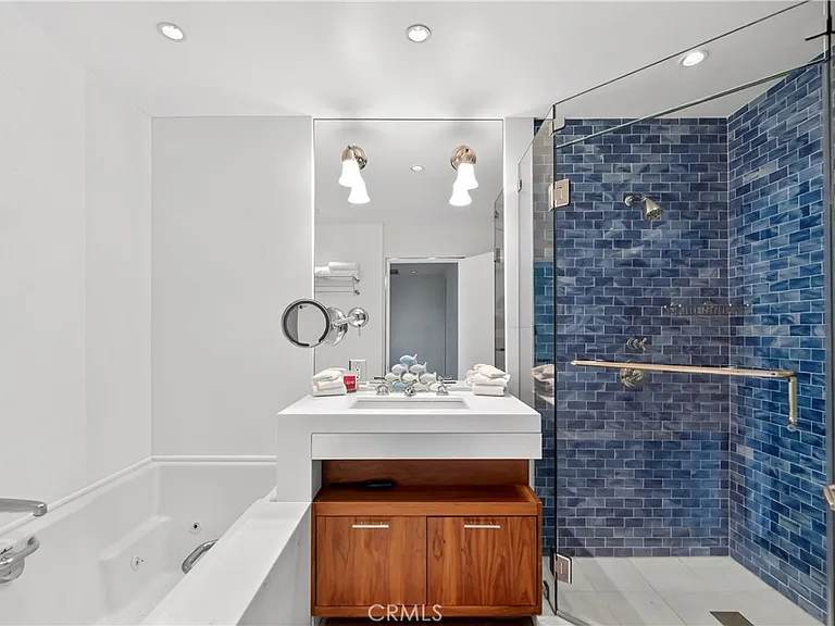 102 Blue Lagoon — Photo 14