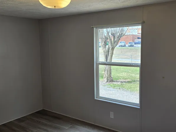 2193 Broad Ln, Falling Waters, WV 25419