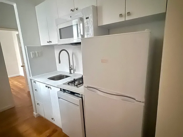 233 E 12th St #3 — Photo 4