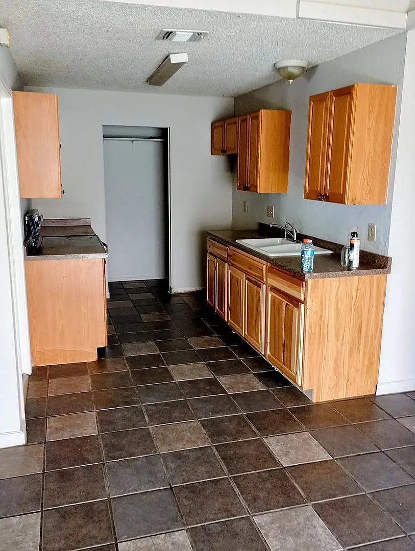 Room in 2 Bedroom Home in San Antonio — Photo 2