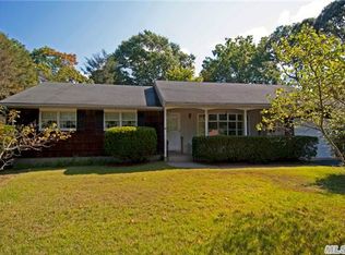 59 Walnut St, Lake Grove, NY 11755