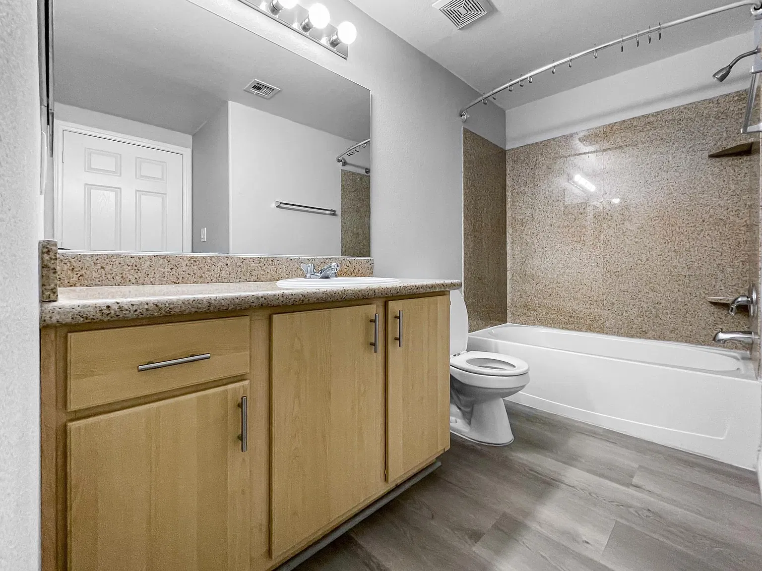 2 bed, 914 sqft, $1,475 — Photo 4