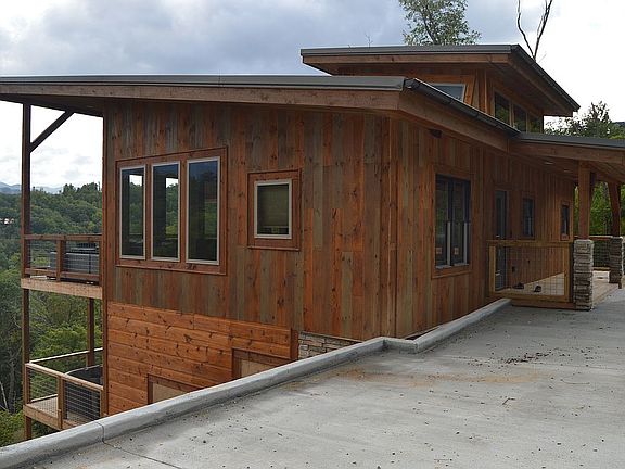 Multi-color stain walls 