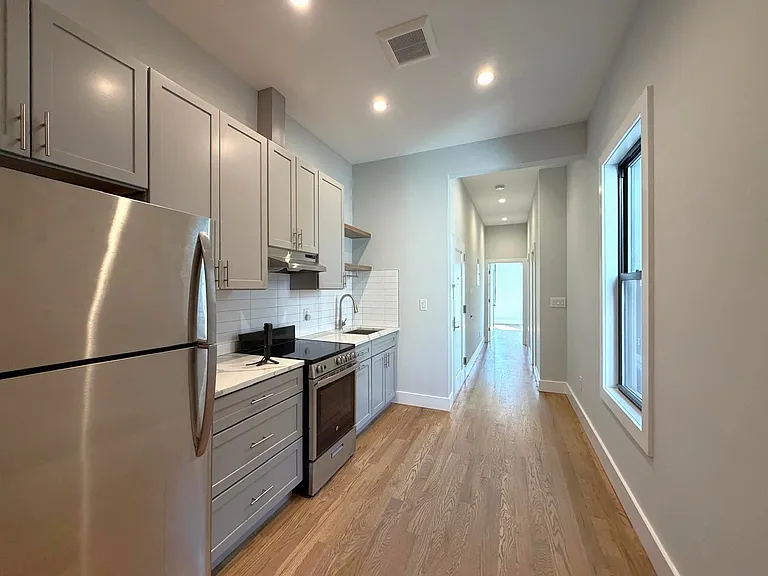 2043 Gates Ave #3L — Photo 11