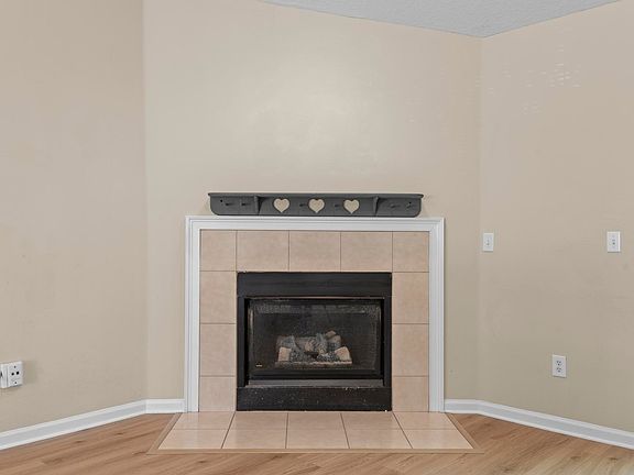 4th image of 17 Pepper Ln
