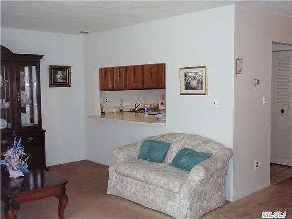 4th image of 16 Cambridge Dr W #16