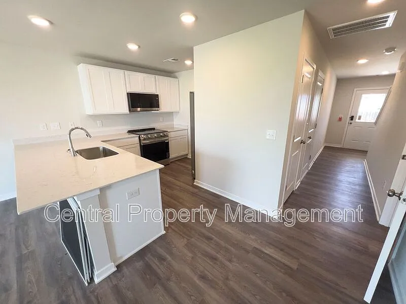3 bed, 2.5 bath, 1410 sqft, $1,750 — Photo 3