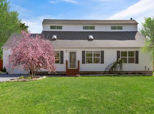 9 Leslie Ct, Speonk, NY 11972