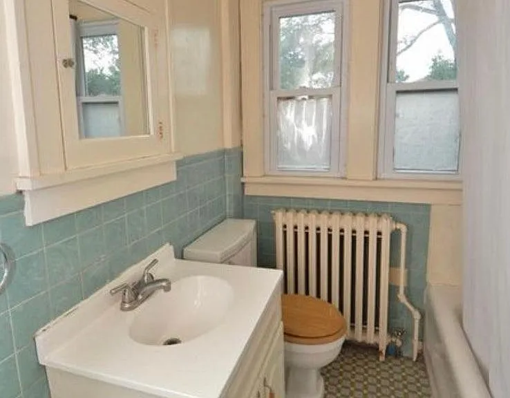 1 of the 2 bathrooms