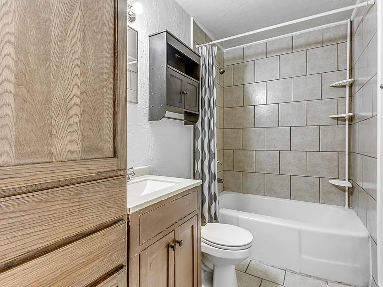 4205 NE 16th Ter — Photo 13