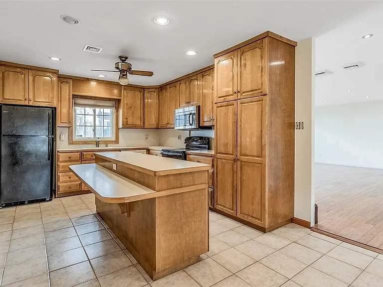 1017 Old Town Rd — Photo 10