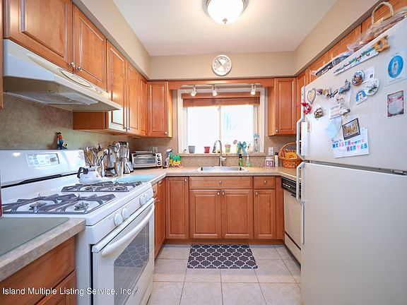 4th image of 207 Naughton Ave