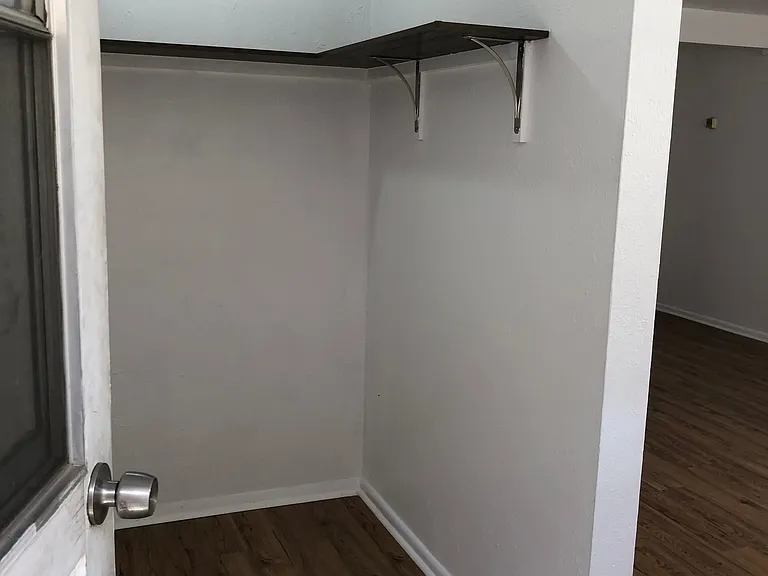 Updated 2 Bed / 1 Bath w/ Large, Flexible Floor Plan — Photo 8
