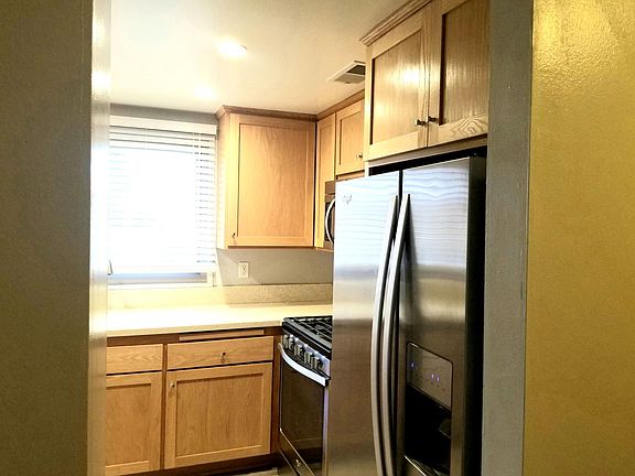 3rd image of 6716 Clybourn Ave Unit 105