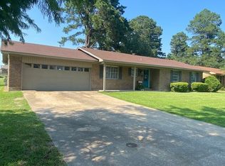 702 Country Dr, Hope, AR 71801