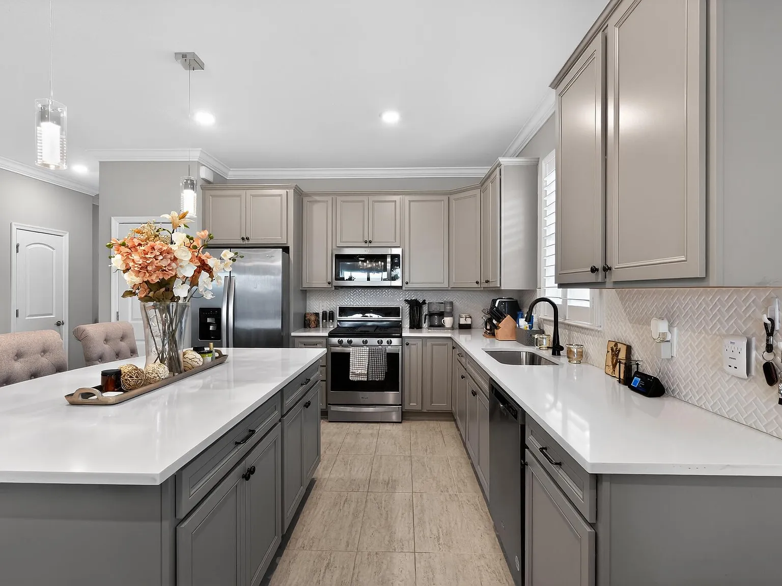 4 bed, 3.0 bath, 1972 sqft, $3,200 — Photo 4