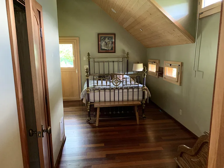UPSTAIRS BEDROOM 2 / BATHROOM / DECK