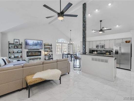 98 Parker Pt, Four Seasons, MO 65049