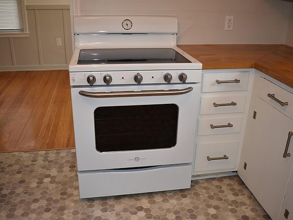 4th image of 1417 Arlington Dr
