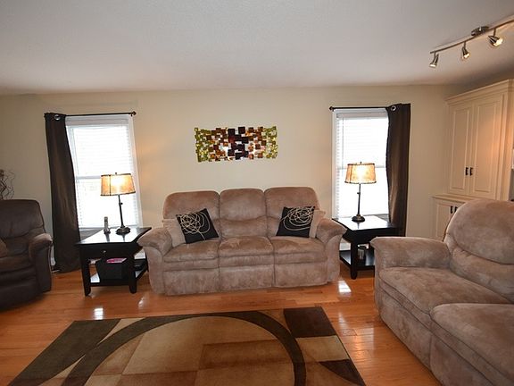 3rd image of 4912 Armstrong Dr