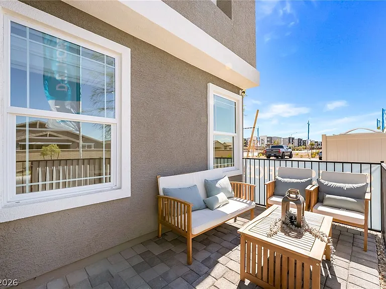914 Rosy Starling St — Photo 2