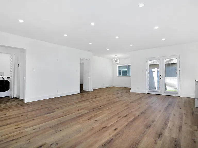 6363 N Darby Ave — Photo 3