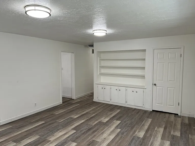 6910 S Village Green Rd — Photo 4