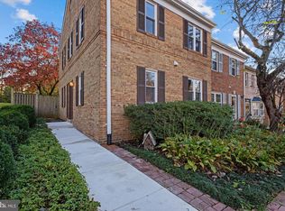 9855 Lakepointe Dr, Burke, VA 22015