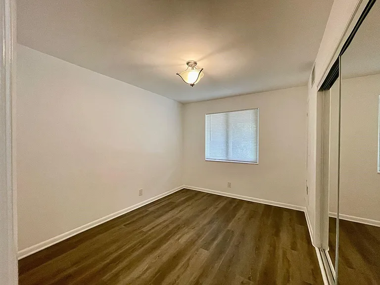 1704 NE 9th St — Photo 13