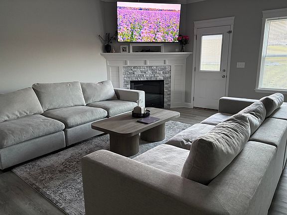3rd image of 3323 Saunders Rd