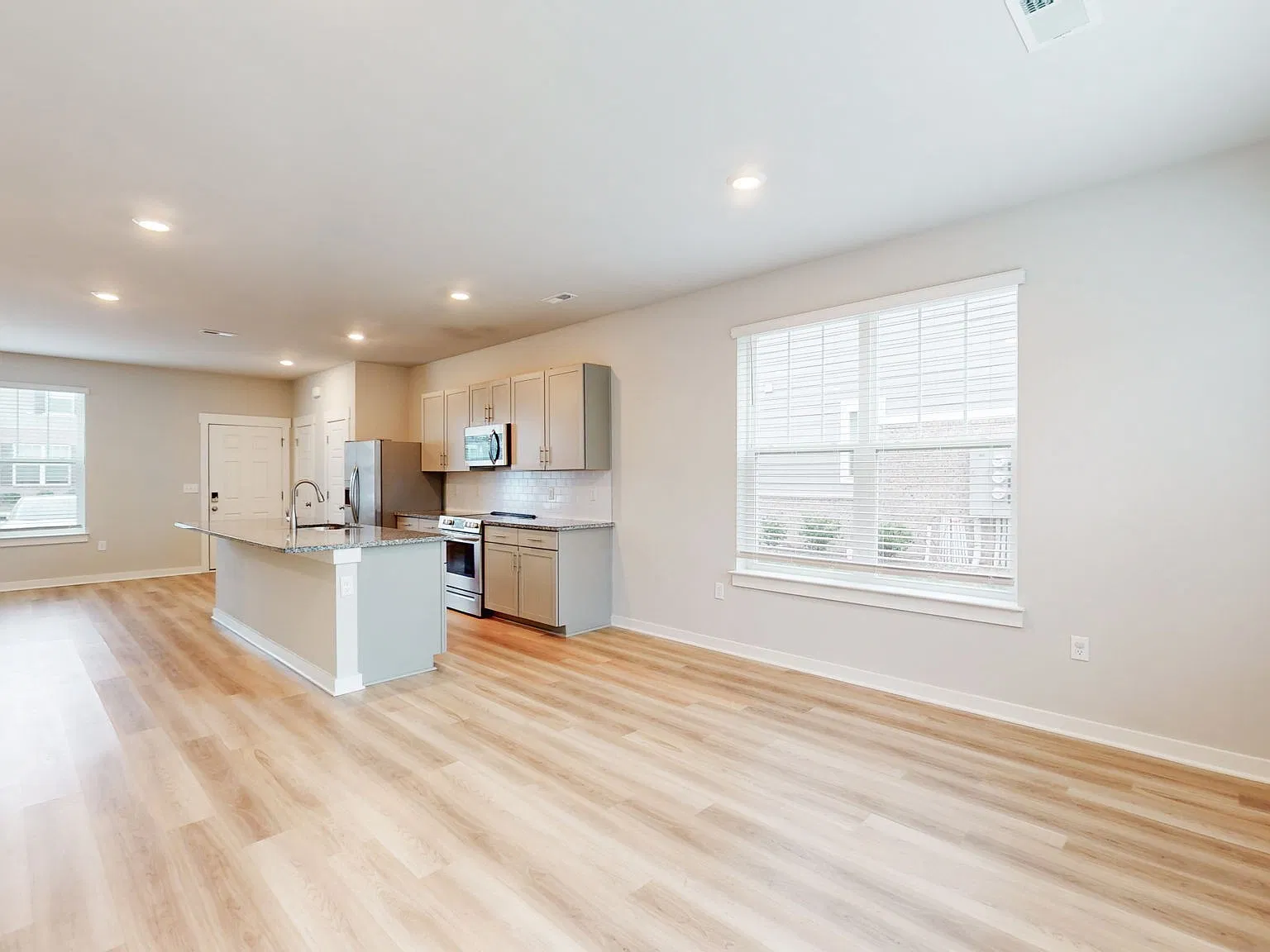 3 bed, 2.5 bath, 1403 sqft, $2,000 — Photo 3