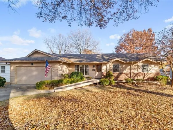 10205 Tracy Ave, Kansas City, MO 64131