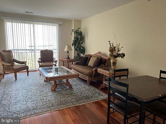 5th image of 38 Maryland Ave Unit 404