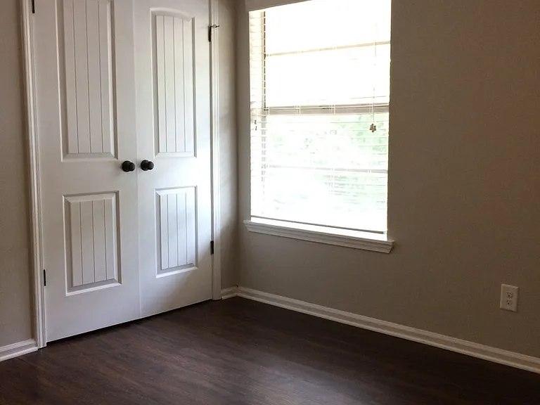 Essex Square Apartments — Photo 28