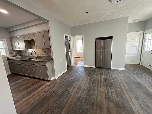 Spacious kitchen and dining area (with pantry)